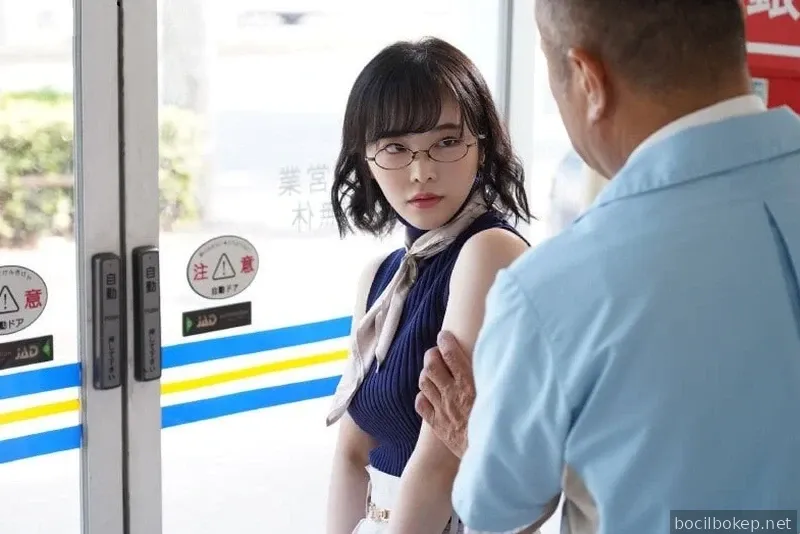 Sang istri harus menggunakan vaginanya untuk menyuap penjaga keamanan setelah makan makanan ringan