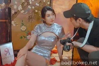 Saya memotretnya, seorang model telanjang dengan sosok yang menawan