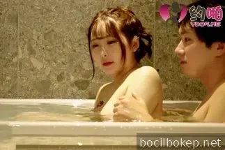 Kakak laki-lakinya sedang pergi dan adik laki-lakinya mandi bersama adik iparnya