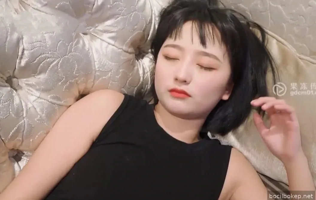 Bos kecil yang lucu itu mabuk dan berhubungan seks tanpa seks dengan karyawannya