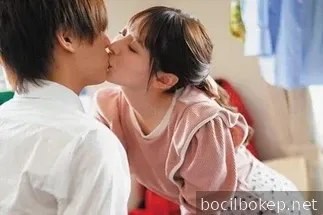 Ceramah tentang ciuman oleh seorang guru cantik