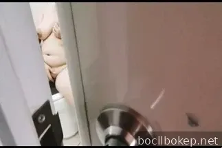 Brondong Ketahuan Ngintip Tante Rhini Langsung Diajakin Ngewe