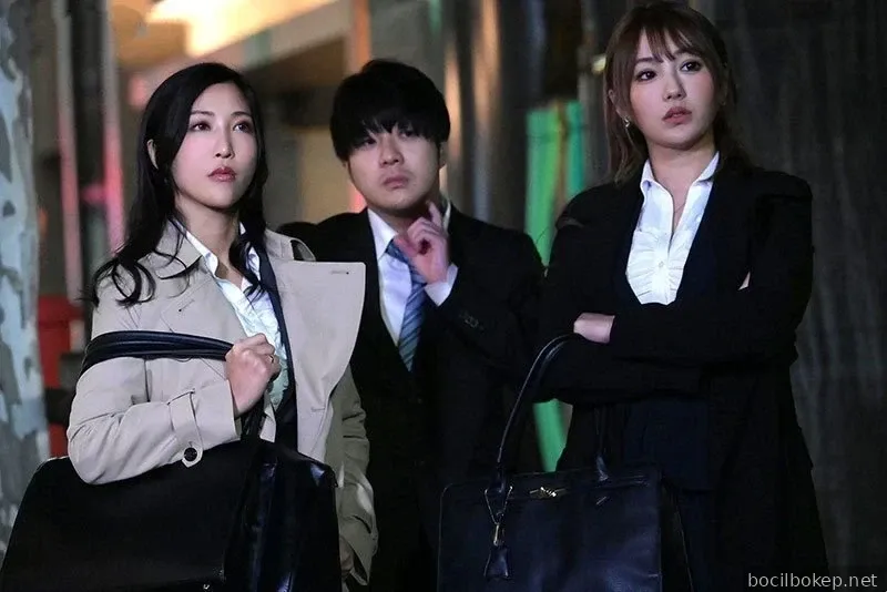 Pria muda itu diperah sampai kering spermanya oleh dua bos lagi selama perjalanan bisnis