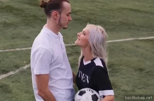 Sialan seorang pelacur yang bergairah tentang sepak bola