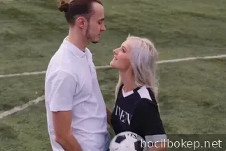 Sialan seorang pelacur yang bergairah tentang sepak bola