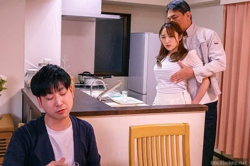 Suami mesum itu membawa pulang temannya untuk meniduri istrinya