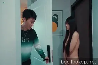 Sang suami menanggalkan pakaian istrinya dan mengusirnya keluar rumah