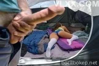 Saat hendak berkemah bersama, seorang pemuda meniduri istri tetangganya