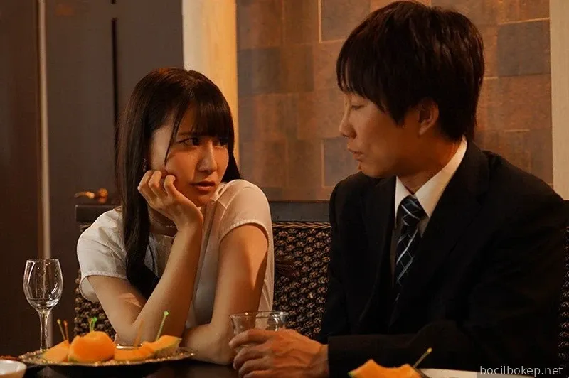 Pergi ke reuni kelas untuk bertemu mantan pacarnya, pasangan itu mengenang kenangan lama