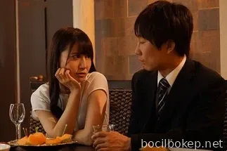 Pergi ke reuni kelas untuk bertemu mantan pacarnya, pasangan itu mengenang kenangan lama