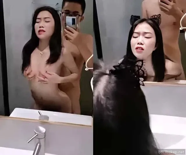 Doggy aku di depan cermin sehingga aku bisa melihat kesenanganku