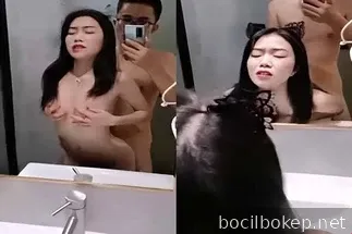 Doggy aku di depan cermin sehingga aku bisa melihat kesenanganku