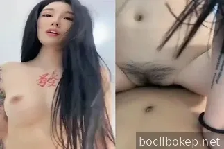 Gadis bertato itu suka menunggang kuda dan menunggang anjing