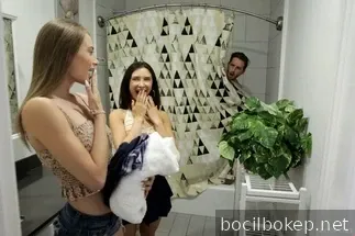 Dua adik perempuan dengan ayah berbeda dan ibu berbeda