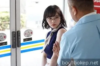 Memperkosa gadis cantik berkacamata dan berkacamata cabul