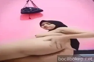 Jilbab Nunggu Pacar Sambil Colmek Belakang Tas