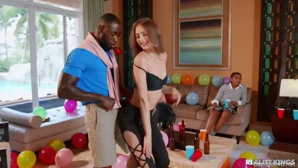 Kyler Quinn merayu pria kulit hitam di pesta kampus