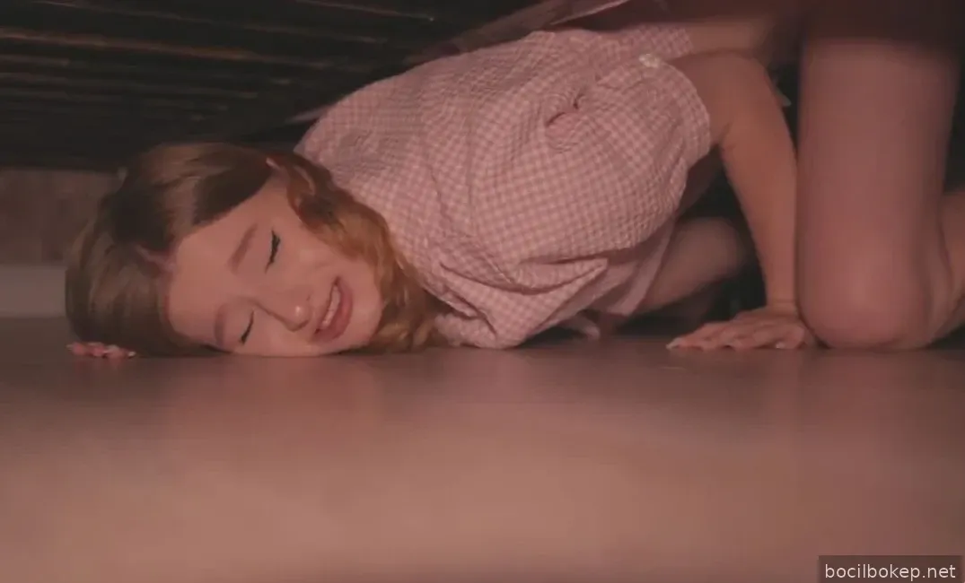 Memanfaatkan saudara tirinya yang jahat yang terjebak di bawah tempat tidur