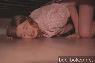 Memanfaatkan saudara tirinya yang jahat yang terjebak di bawah tempat tidur