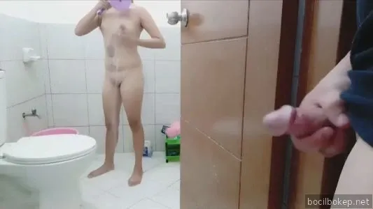 Masturbasi sambil memata-matai gadis tetangga yang sedang mandi