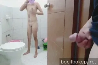 Masturbasi sambil memata-matai gadis tetangga yang sedang mandi