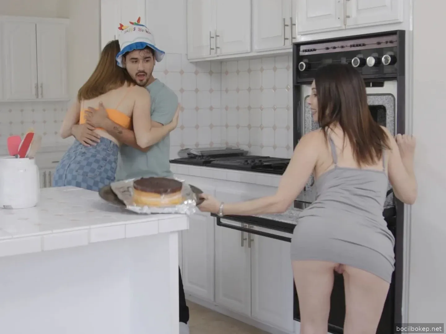 Ibu pacarku mencoba meniduriku