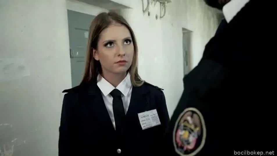 Sipir penjara wanita dan pria di bawahnya beruntung