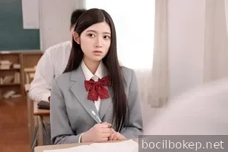 Siswa perempuan itu naik kereta sendirian dan berakhir