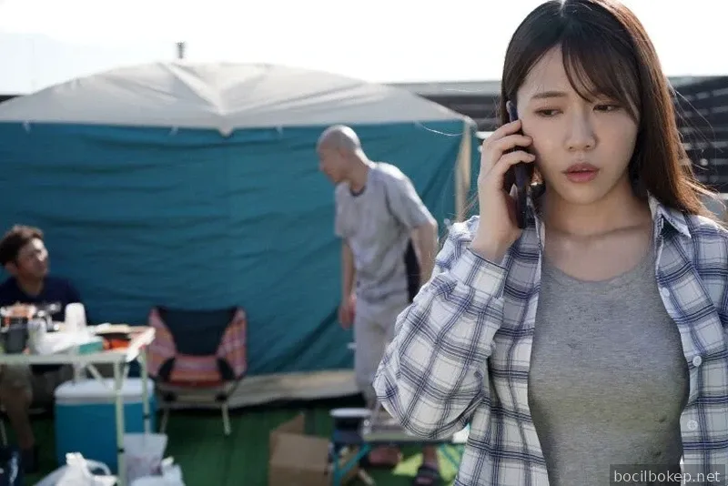 Sang suami mengirim istrinya berkemah bersama pria lain dan itu berakhir