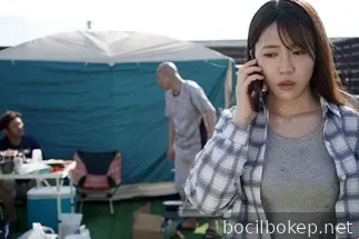 Sang suami mengirim istrinya berkemah bersama pria lain dan itu berakhir