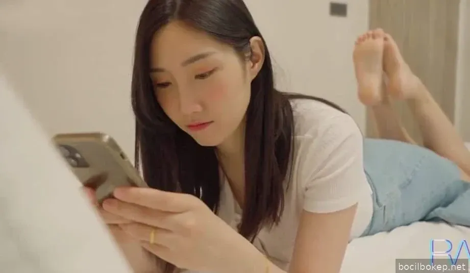 Mengetahui suaminya berselingkuh, istri yang patuh membiarkan pengantar barang menidurinya sebagai balas dendam