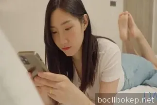 Mengetahui suaminya berselingkuh, istri yang patuh membiarkan pengantar barang menidurinya sebagai balas dendam