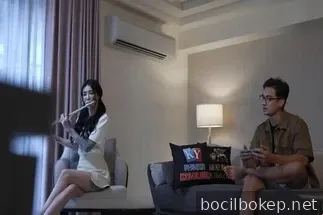 Sepupunya mahir memainkan seruling...