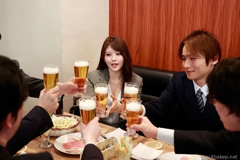 Magang muda melakukan perjalanan bisnis dengan bos wanita untuk pertama kalinya dan berakhir