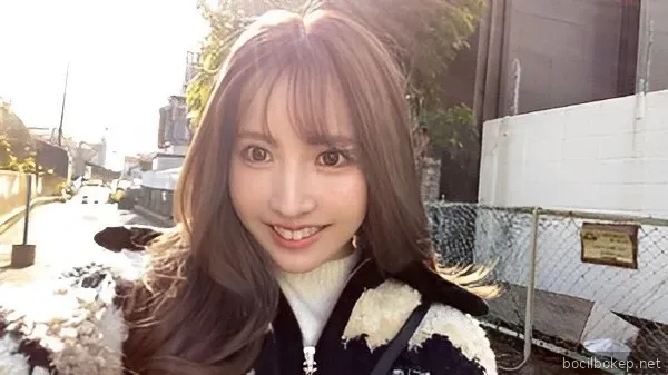 Perawan yang beruntung belajar cara berhubungan seks dengan idola Yua Mikami