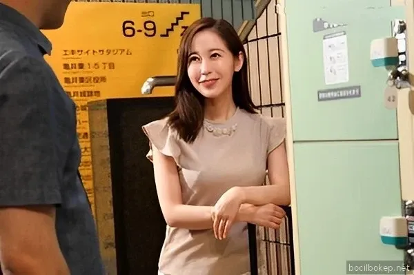 Bersembunyi dari suaminya dan pergi ke hotel bersama saudara laki-lakinya yang masih remaja