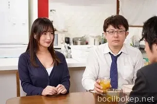 Istri yang penuh nafsu meniduri bawahan tampan suaminya