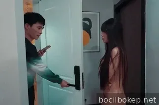 Istri seorang pelacur mengirim pesan kepada seorang pria dan suaminya menanggalkan pakaiannya dan mengusirnya dari rumah