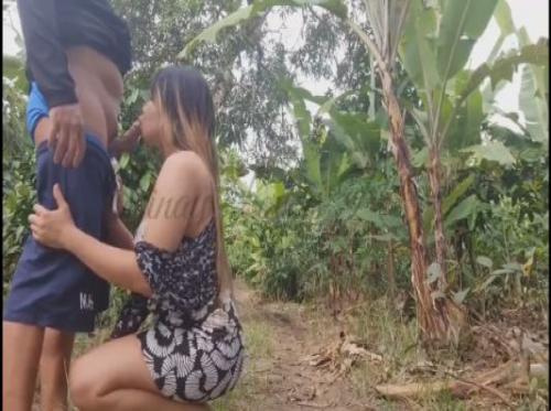 Lén-lén ngentot bareng pacar di kebun pisang bikin deg-degan